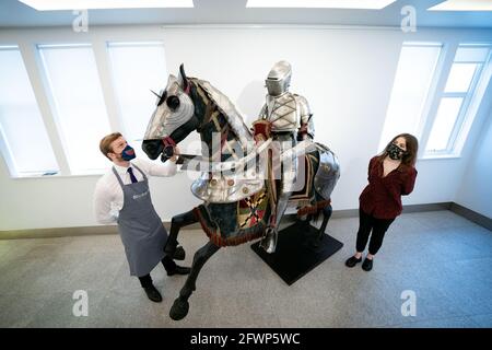 Un employé de Bonhams regarde une armure équestre complète de style allemand de la fin du XVIe siècle pour un homme et un cheval, qui est estimé à £15,000 - £20,000, lors d'un aperçu de la prochaine vente d'armes et d'armures antiques, à Bonhams Londres. Date de la photo: Lundi 24 mai 2021. Banque D'Images