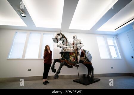 Un ensemble de style équestre allemand de la fin du XVIe siècle armure complète pour un homme et un cheval, qui est estimé à £15,000 - £20,000, lors d'un aperçu de la prochaine vente d'armes et d'armure Antique, à Bonhamss' Londres. Date de la photo: Lundi 24 mai 2021. Banque D'Images