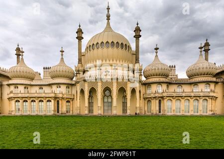 Brighton Royal Pavilion, extérieur du bâtiment historique avec ciel nuageux sombre au-dessus, Brighton, East Sussex, Angleterre, Royaume-Uni Banque D'Images