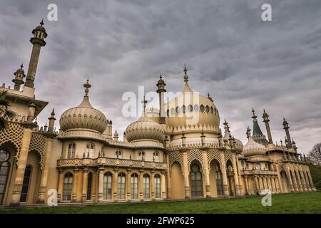 Brighton Royal Pavilion, extérieur du bâtiment historique avec ciel nuageux sombre au-dessus, Brighton, East Sussex, Angleterre, Royaume-Uni Banque D'Images