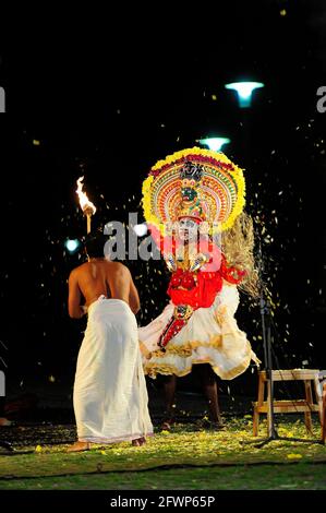 Mudijettu. Théâtre rituel du temple du Kerala, Mudijettu. Théâtre rituel des temples du Kerala, l'histoire des actes héroïques de Bhadrakala - l'histoire du meurtre du démon Darika (d‚rikavadham) rituel culte de fertilité, rituel Kerala, photo kazimierz jurewicz, MUDIJETTU est probablement l'une des plus anciennes traditions théâtrales en Inde, photo Kazimierz Jurewicz Banque D'Images