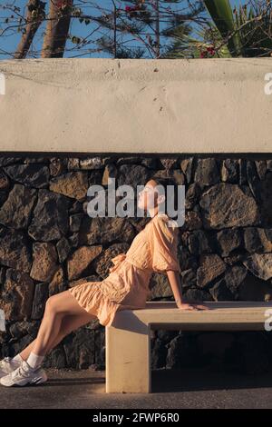 fille en robe jaune bain de soleil Banque D'Images