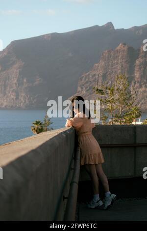 fille en robe jaune et des verres posant dans de beaux paysages Banque D'Images