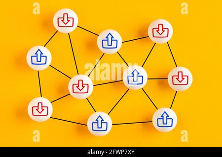 Boules connectées les unes aux autres représentant une structure de réseau de téléchargement et de téléchargement. Concept de partage ou de transfert de données ou de logiciels en ligne. Banque D'Images