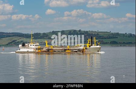 Sospan Dau, dragueur enregistré néerlandais en cours sur les tronçons inférieurs de la rivière Clyde, en Écosse. Banque D'Images