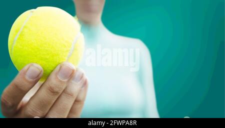 Composition d'une joueuse de tennis féminine tenant une balle de tennis avec copie espace Banque D'Images