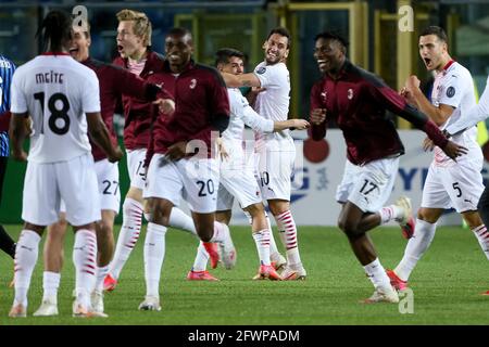 BERGAME, ITALIE - MAI 23 : Brahim Diaz de l'AC Milan et Hakan Calhanoglu de l'AC Milan célèbrent après s'être qualifié pour la Ligue des Champions pendant la Serie Banque D'Images