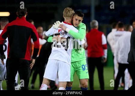 BERGAME, ITALIE - MAI 23: Simon Kjaer de l'AC Milan et gardien de but Pierluigi Gollini de Atalanta BC pendant la série UN match entre Atalanta Bergame et Banque D'Images