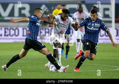 BERGAME, ITALIE - MAI 23: Rafael Toloi d'Atalanta BC bataille pour la possession avec Rafael Leao de l'AC Milan tandis que Cristian Romero d'Atalanta BC regarde sur Banque D'Images