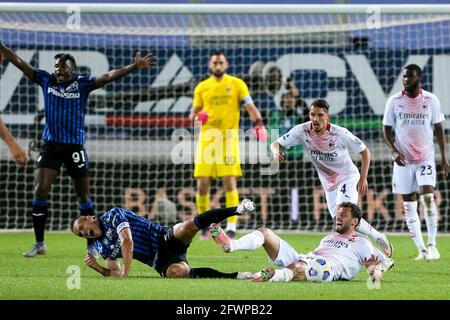 BERGAME, ITALIE - MAI 23: Rafael Toloi d'Atalanta BC est fouillé par Hakan Calhanoglu de l'AC Milan pendant la série UN match entre Atalanta Bergame et A. Banque D'Images
