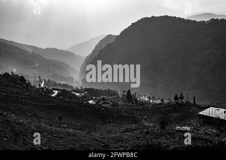 vallée de montagne brumeuse avec des rayons de soleil le matin de angle plat en noir et blanc Banque D'Images