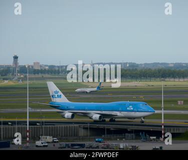 Amsterdam, pays-Bas - 24 mai 2017 : un ancien Boeing 747 KLM Royal Dutch Airlines sur taxi à l'aéroport d'Amsterdam Schiphol dans la ville d'Amster Banque D'Images