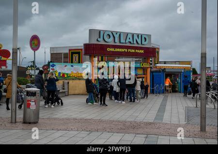 Entrée de Great Yarmouth Joyland avec des gens qui font la queue en accord avec distance sociale (covid -19) Banque D'Images