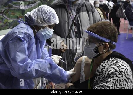 Lima, Pérou. 24 mai 2021. (Int) vaccination des adultes âgés de 65-69 ans contre le COVID-19 à Lima. 24 mai 2021, Lima, Pérou: La vaccination des adultes âgés de 65 à 69 ans selon Arturo Granados, porte-parole de la MINSA, se déroule actuellement à Lima, Pérou. 62 centres de vaccination ont été mis en place et seront distribués dans 50 districts de Lima et Callao. ‚„ Ministère de la Santé de Peroué, plans d'ici juillet, plus de 5 millions de personnes dans le pays auront été vaccinées contre le COVID-19. Crédit: Naldy Gomez/Thenews2 crédit: Naldy Gomez/TheNEWS2/ZUMA Wire/Alamy Live News Banque D'Images