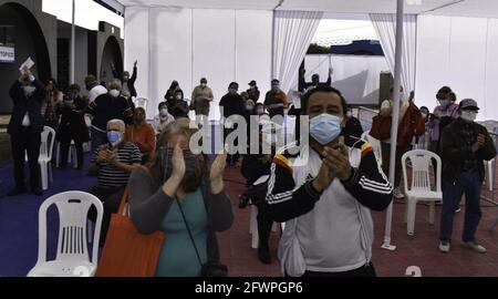 Lima, Pérou. 24 mai 2021. (Int) vaccination des adultes âgés de 65-69 ans contre le COVID-19 à Lima. 24 mai 2021, Lima, Pérou: La vaccination des adultes âgés de 65 à 69 ans selon Arturo Granados, porte-parole de la MINSA, se déroule actuellement à Lima, Pérou. 62 centres de vaccination ont été mis en place et seront distribués dans 50 districts de Lima et Callao. ‚„ Ministère de la Santé de Peroué, plans d'ici juillet, plus de 5 millions de personnes dans le pays auront été vaccinées contre le COVID-19. Crédit: Naldy Gomez/Thenews2 crédit: Naldy Gomez/TheNEWS2/ZUMA Wire/Alamy Live News Banque D'Images