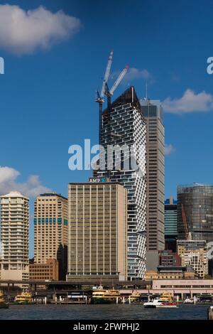 Vue sur AMP Sydney Cove Building Circular Quay à votre arrivée sur le ferry de Rose Bay, Sydney, Australie. Entouré de skieurs. Banque D'Images