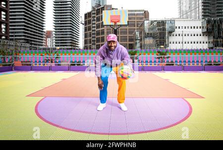 USAGE ÉDITORIAL SEUL l'artiste britannique-nigérian Yinka Ilori dévoile un terrain de basket-ball public extérieur, qu'il a conçu, au Bank Street Park de Canary Wharf, Londres. Date de la photo : lundi 24 mai 2021. Banque D'Images