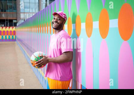 USAGE ÉDITORIAL SEUL l'artiste britannique-nigérian Yinka Ilori dévoile un terrain de basket-ball public extérieur, qu'il a conçu, au Bank Street Park de Canary Wharf, Londres. Date de la photo : lundi 24 mai 2021. Banque D'Images