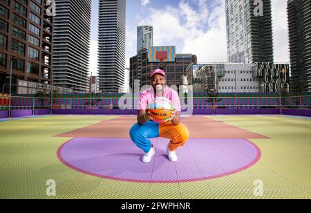 USAGE ÉDITORIAL SEUL l'artiste britannique-nigérian Yinka Ilori dévoile un terrain de basket-ball public extérieur, qu'il a conçu, au Bank Street Park de Canary Wharf, Londres. Date de la photo : lundi 24 mai 2021. Banque D'Images