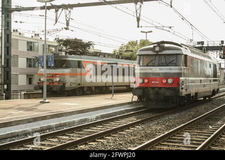 Photo d'un train régional passager de la compagnie ferroviaire française SNCF à la gare de Nîmes sur les quais pour un service Cevenol à cl Banque D'Images