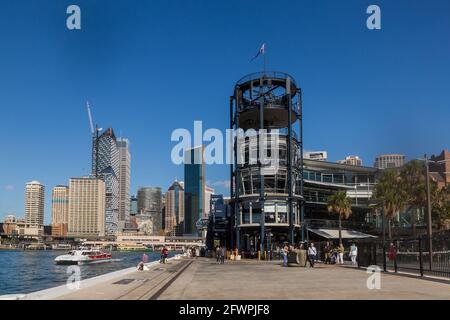 The Overseas Passenger terminal, The Rocks, Sydney, Australie. Entouré de skieurs. Banque D'Images