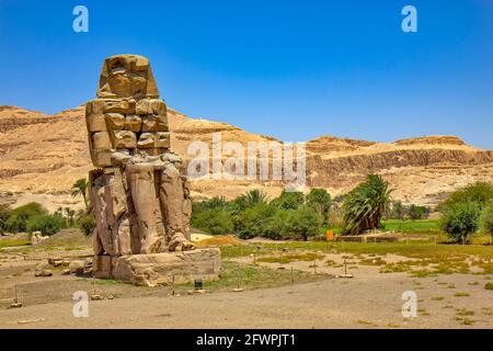 Les colosses de Memnon statues du Pharaon Amenhotep III, qui a régné en Égypte Banque D'Images