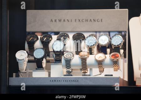 Photo de l'enseigne Armani Exchange sur les montres à vendre dans leur boutique de Belgrade, Serbie. Armani Exchange est une marque de détaillant de mode détenue par le Cl Banque D'Images