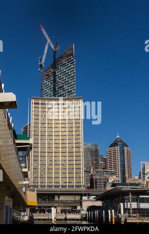 Vue sur AMP Sydney Cove Building Circular Quay à votre arrivée sur le ferry de Rose Bay, Sydney, Australie. Entouré de skieurs. Banque D'Images