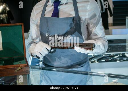 BONHAMS KNIGHTSBRIDGE LONDRES 24 MAI 2021. Un assistant de galerie de Bonhams pose un pistolet à percussion exceptionnel, par John Manton & son, Dover Street, lors d'un avant-première de presse pour Bonhams Antique Arms and Armor sale. La vente aura lieu le 26 mai à Bonhams Knightsbridge. Credit amer ghazzal/Alamy Live News Banque D'Images