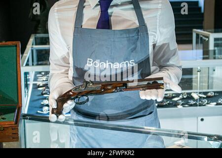 BONHAMS KNIGHTSBRIDGE LONDRES 24 MAI 2021. Un assistant de galerie de Bonhams pose avec un pistolet à percussion exceptionnel, par John Manton & son, Dover Street, lors d'un avant-première de presse pour Bonhams Antique Arms and Armor sale. La vente aura lieu le 26 mai à Bonhams Knightsbridge. Credit amer ghazzal/Alamy Live News Banque D'Images