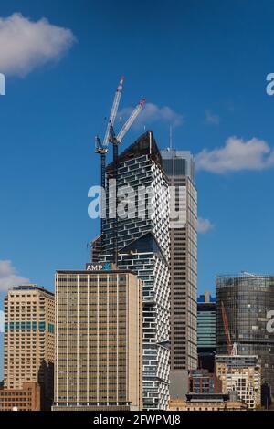 Vue sur AMP Sydney Cove Building Circular Quay à votre arrivée sur le ferry de Rose Bay, Sydney, Australie. Entouré de skieurs. Banque D'Images