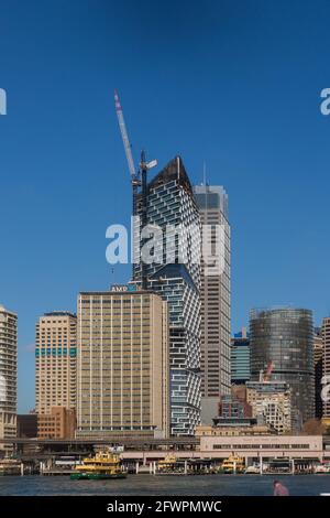 Vue sur AMP Sydney Cove Building Circular Quay à votre arrivée sur le ferry de Rose Bay, Sydney, Australie. Entouré de skieurs. Banque D'Images