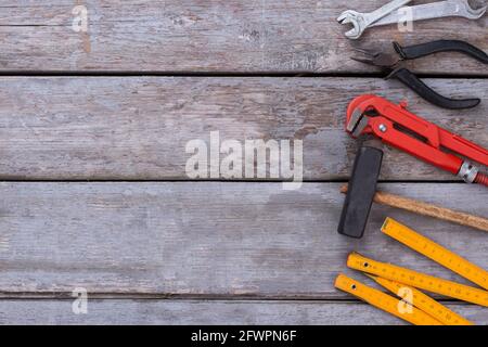 Outils matériels sur fond en bois. Banque D'Images