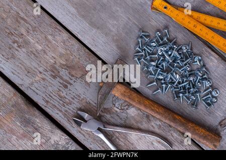 Ensemble d'outils de menuisiers sur fond en bois. Banque D'Images