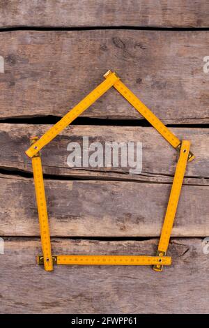 Maison en règle pliante jaune. Banque D'Images