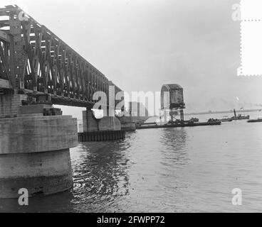 Moerdijk Bridge install span, remove Old span (round), 11 juillet 1954, pays-Bas, agence de presse du 20e siècle photo, news to remember, documentaire, photographie historique 1945-1990, histoires visuelles, L'histoire humaine du XXe siècle, immortaliser des moments dans le temps Banque D'Images