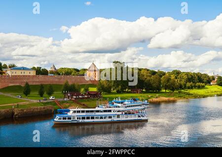 VELIKY NOVGOROD, RUSSIE - 29 MAI 2016. Veliky Novgorod Kremlin et voiliers touristiques à la jetée de la Volkhov. Paysage de voyage de Veliky N. Banque D'Images