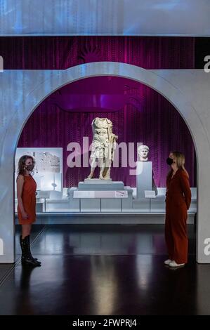 Londres, Royaume-Uni. 24 mai 2021. Nero : l'homme derrière le mythe, une nouvelle exposition au British Museum. Il explore l'histoire du cinquième empereur de Rome, basée sur de nouvelles recherches et des preuves archéologiques, contestant les comptes écrits après la mort de Néron. L'exposition présente plus de 200 objets, qui retrace l'ascension de l'empereur au pouvoir et examine ses actions pendant une période de profonds changements sociaux. Crédit : Guy Bell/Alay Live News Banque D'Images