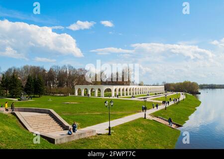 VELIKY NOVGOROD, RUSSIE- 2 MAI 2018. Arcade ancienne et églises médiévales à la cour de Yaroslav au printemps à Veliky Novgorod, Russie Banque D'Images