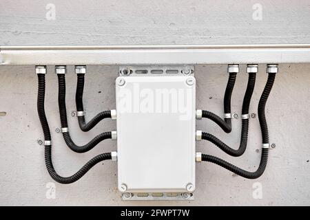 Boîtier de raccordement électrique externe avec chemins de câbles et fils ondulés. Isolation de fil professionnelle. Copier l'espace. Banque D'Images