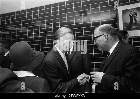 M. H. W. van Hylkema, directeur principal protection de l'enfance au ministère de la Justice ouvre un nouveau bâtiment Conseil de protection de l'enfance, 28 novembre 1969, directeurs, bâtiments, Ouvertures, pays-Bas, Agence de presse du XXe siècle photo, nouvelles à retenir, documentaire, photographie historique 1945-1990, histoires visuelles, L'histoire humaine du XXe siècle, immortaliser des moments dans le temps Banque D'Images