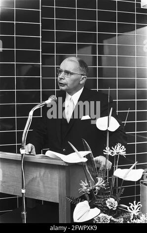 M. H. W. van Hylkema, directeur principal protection de l'enfance au ministère de la Justice ouvre un nouveau bâtiment Conseil de protection de l'enfance, 28 novembre 1969, directeurs, bâtiments, Ouvertures, pays-Bas, Agence de presse du XXe siècle photo, nouvelles à retenir, documentaire, photographie historique 1945-1990, histoires visuelles, L'histoire humaine du XXe siècle, immortaliser des moments dans le temps Banque D'Images