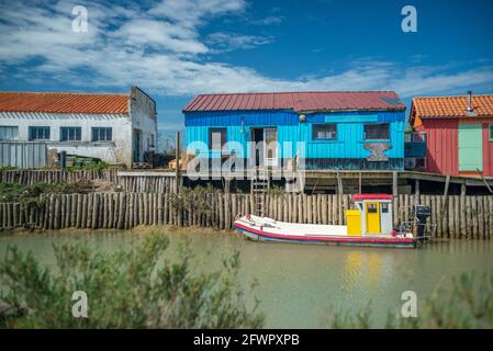 Huttes d'huîtres colorées et ostréicole dans le port, île d'Oléron, Charente Maritime, France sur la côte ouest de l'Atlantique Banque D'Images