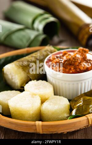 Lemang. Le riz gluant est enveloppé de feuille de lerek ou de banane enveloppée dans un limon de bambou et cuite au feu ouvert. Banque D'Images