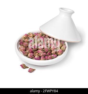 Petite tajine blanche avec boutons de rose séchés isolés sur fond blanc Banque D'Images