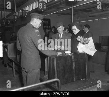 Mme Baker (American Queen for a Day) à l'aéroport de Schiphol, 20 février 1950, douanes, voyageurs, Pays-Bas, Agence de presse du XXe siècle photo, nouvelles à retenir, documentaire, photographie historique 1945-1990, histoires visuelles, L'histoire humaine du XXe siècle, immortaliser des moments dans le temps Banque D'Images