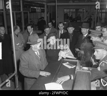 Mme Baker (American Queen for a Day) à l'aéroport de Schiphol, 20 février 1950, douanes, voyageurs, Pays-Bas, Agence de presse du XXe siècle photo, nouvelles à retenir, documentaire, photographie historique 1945-1990, histoires visuelles, L'histoire humaine du XXe siècle, immortaliser des moments dans le temps Banque D'Images