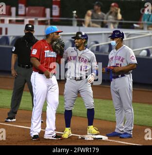 Le premier basan de Miami Marlins, Jesus Aguilar, parle avec Francisco Lindor (12) des New York mets après avoir touché un single lors du premier repas au loanDepot Park le samedi 22 mai 2021 à Miami. (Photo de David Santiago/Miami Herald/TNS/Sipa USA) Banque D'Images