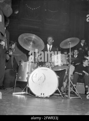 Concert de nuit par le Horace Silver quintet au Concertgebouw à Amsterdam, batteur Louis Hayes dans acti, 21 février 1959, concerts de nuit, pays-Bas, agence de presse du xxe siècle photo, nouvelles à retenir, documentaire, photographie historique 1945-1990, histoires visuelles, L'histoire humaine du XXe siècle, immortaliser des moments dans le temps Banque D'Images