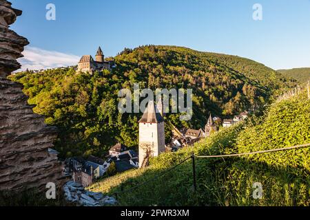 Château de Stahleck et mur historique de la ville à l'aube, Bacharach, vallée du rhin, Allemagne, Europe Banque D'Images